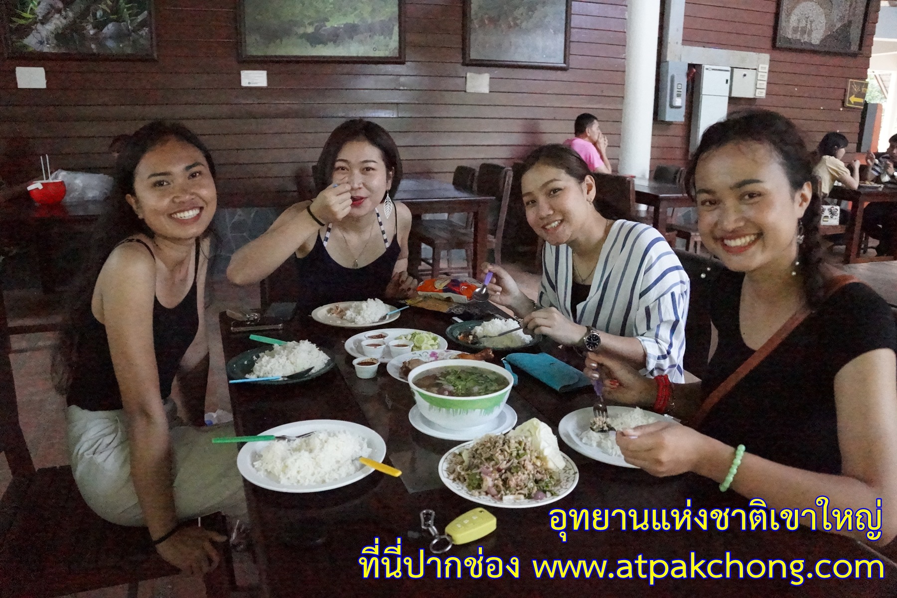 บรรยากาศร้านอาหาร สำหรับจำหน่ายให้นักท่องเที่ยว อุทยานแห่งชาติเขาใหญ่