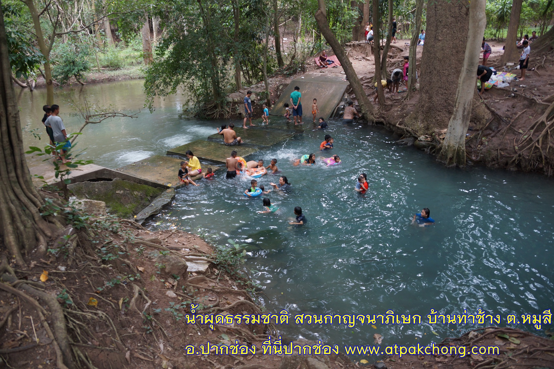 บรรยากาศรอบๆ น้ำผุดธรรมชาติ